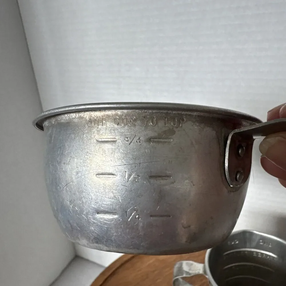 Vintage ALUMINUM Measuring ONE Cup Dry & 1 Cup w Handle & Double Spouts Set Of 2